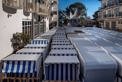 Beach chairs on the promenade, transport to the beach, Binz, Rügen, Mecklenburg-Vorpommern,
