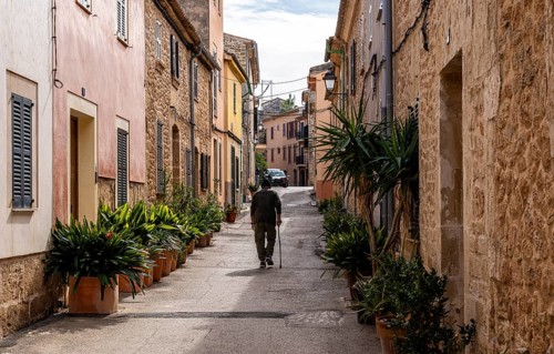 Small alleyways in the historic old town of Alcudia, Majorca, Spain, Europe