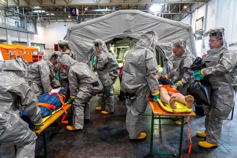 Decontamination of injured persons after an assumed accident involving hazardous substances, fire