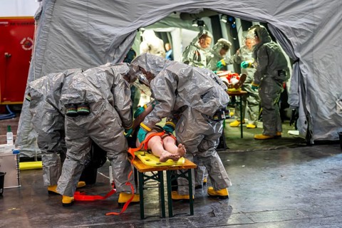 Decontamination of injured persons after an assumed accident involving hazardous substances, fire