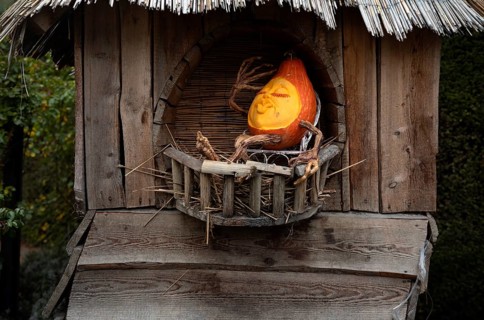 Carved pumpkin, figure, relaxing on balcony, pumpkin exhibition, pumpkins, Blühendes Barock,