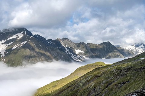 High fog in the valley, behind mountain peaks high above the clouds, Berliner Höhenweg, Zillertal