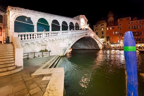 Night shot of the Rialto Bridge, Grand Canal, city trip, holiday, travel, tourism, lagoon city,