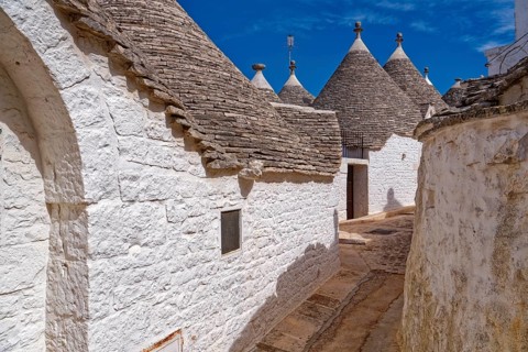 Whitewashed trulli, round houses with stone roofs, in the southern Italian town of Alberobello. The