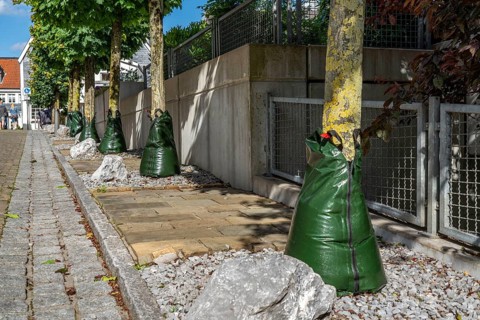 Treegator irrigation system, for targeted irrigation of trees in dry conditions, water bags that