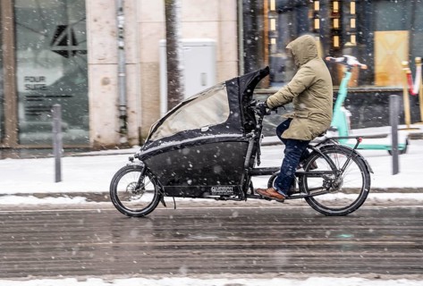 Winter in Frankfurt, cargo bike rider, in heavy snowfall, snowy, Hesse, Germany, Europe