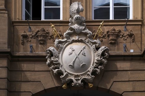 Coat of arms, two crossed halberds on the coat of arms of the Krackhardt merchant family above the