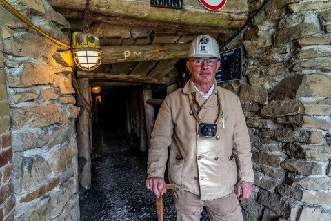 Visitor group at the entrance to the Nachtigallstollen, tour guide, GeoRoute Ruhr, Dünkelberg