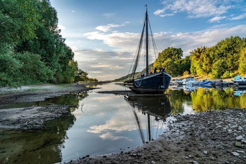 The Rhine at extremely low water, near Bad Honnef Rhöndorf, below the Drachenfels, the historic
