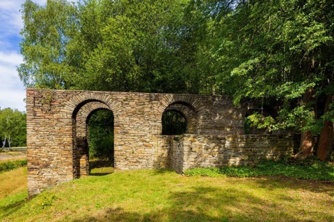 A barge lift house is a descent structure, an older form of ship lift. In canals that had to