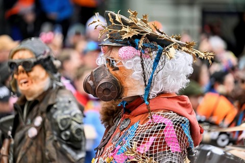 Person dressed up as a soldier with a gas mask at the Wey guild on Rose Monday, Güdismäntig,