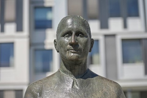 Bertolt Brecht, statue in front of the Berliner Ensemble, Schiffbauerdamm, Bertolt-Brecht-Platz,