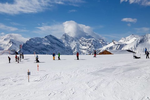 26 March 2024: Skiing against the backdrop of the Bernese Alps in Grindelwald, Switzerland, Europe