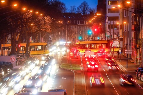 After-work traffic in the environmental zone on the B 224 Alfredstraße in Rüttenscheid, Essen, Ruhr