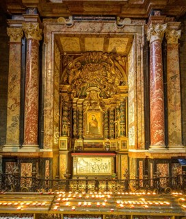 Golden side altar with image of the Virgin Mary and burning candles, Cathedral of Santa Maria
