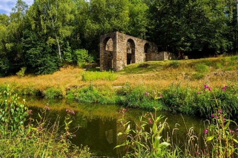 A barge lift house is a descent structure, an older form of ship lift. In canals that had to
