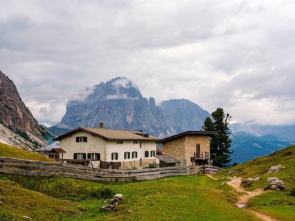Regensburger Hütte, behind the Sassolungo, Val Gardena, Dolomites, South Tyrol, Italy, Europe