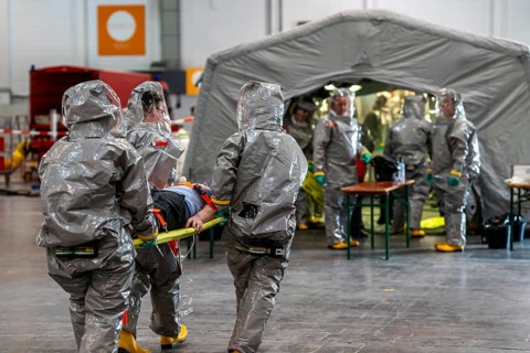 Decontamination of injured persons after an assumed accident involving hazardous substances, fire