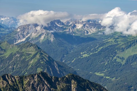 Mountain panorama from the Nebelhorn, 2224m, to the southwest to the Hammerspitzen, Kanzelwand,