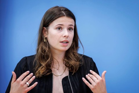 Luisa Neubauer, climate protection activist, recorded at a press conference on new constitutional