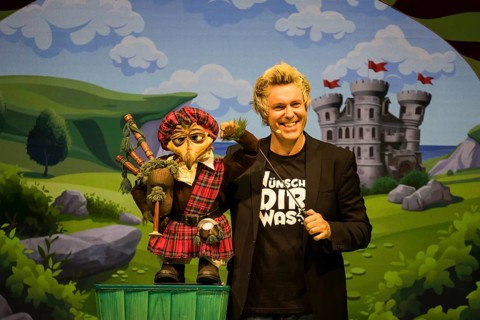 Sascha Grammel with hand puppet Frederic Freiherr von Furchensumpf live on Wünsch dir was Tour at
