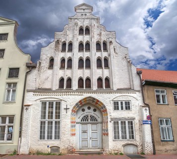 Baroque residential building with Gothic gable, former brewery Konsul Häussler, Scheuerstraße 15,
