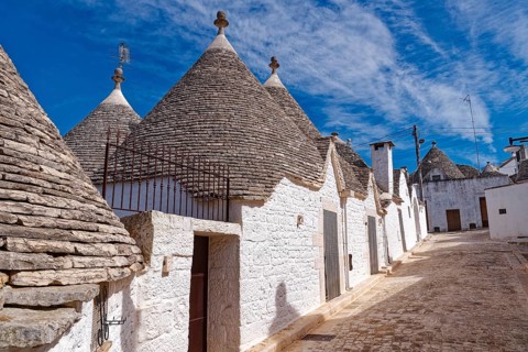 Whitewashed trulli, round houses with stone roofs, in the southern Italian town of Alberobello. The