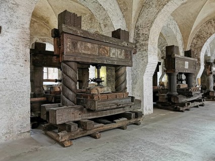 Lay refectory, exhibition of historical wine presses from the period 1668 to 1801, Eberbach