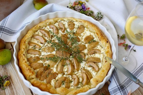 Tart with Gaishirtle and sheep's cheese, Stuttgarter Gaishirtle, pear variety, fruit, table