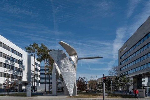 Artwork Ther Wings by Daniel Liebeskind, in front of the reception building of the Siemens Campus,