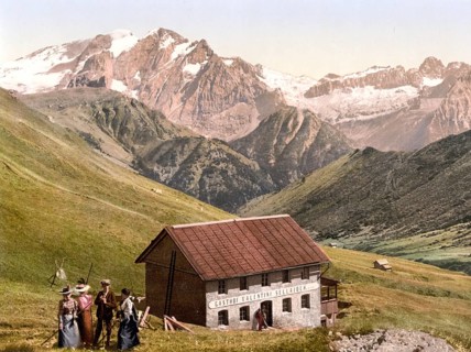 Summer holidaymakers at the Valentini Sellajoch Inn, Marmolada, Tyrol, formerly Austria-Hungary,
