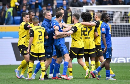 Scuffle, Arthur Chaves TSG 1899 Hoffenheim (35) and Salih Oezcan Borussia Dortmund BVB (06) clash,