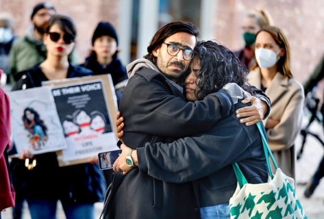 An Iranian couple embrace during a demonstration by Iranians in solidarity with the people of Iran