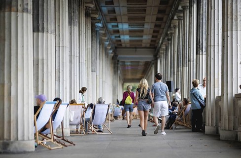 Reading by Ulrike C. Tscharre and live music at the Kolonnaden Bar on Museum Island in Berlin,