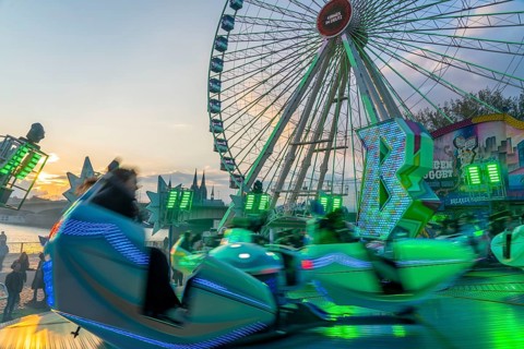 Deutz funfair on the Rhine, at Easter, funfair, break-dancer ride, Ferris wheel, Cologne Cathedral,