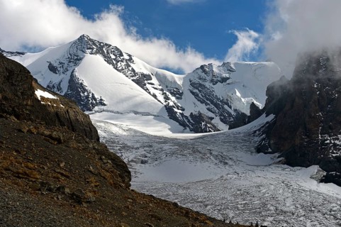 The cloud-capped Wyssi Frau peak above the Blüemlisalp glacier, Kandersteg, Bernese Oberland,
