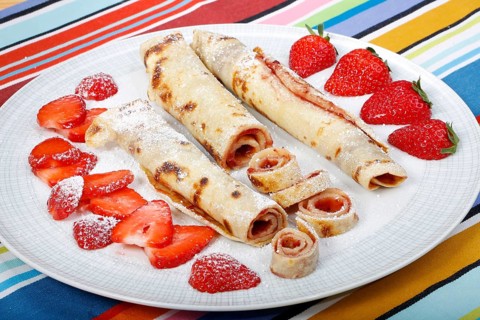 Swabian cuisine, filled pancakes, Flädle with strawberry jam and icing sugar, Gsälz, fresh