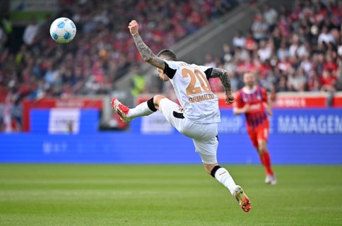 Alejandro Grimaldo Bayer 04 Leverkusen (20) acrobatic on the ball, action, Voith-Arena, Heidenheim,