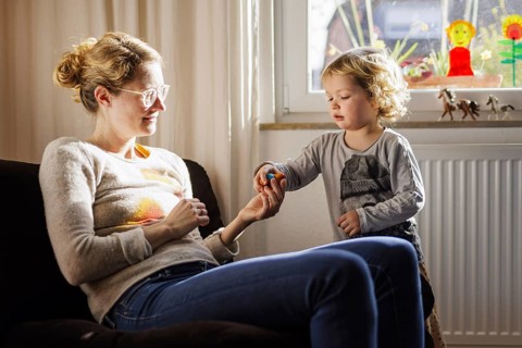 Mother and child playing together, Bonn, 31.03.2024