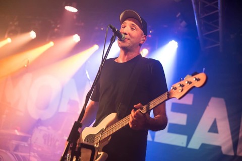 Deer, singer and bassist of Montreal live on the club tour for the new album Im Achteck nichts