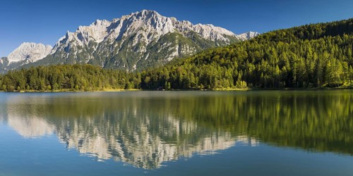 Lautersee, near Mittenwald, with the Karwendel mountains behind it, Werdenfelser Land, Upper
