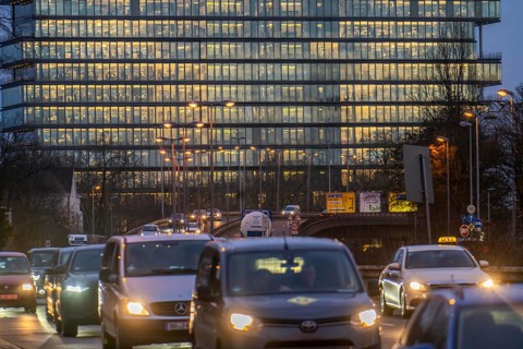 City centre traffic, Danziger Straße, B8, Düsseldorf, high-rise office building, evening traffic,