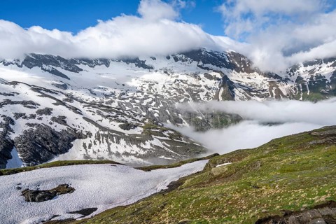 Mountain landscape with high fog in the valley, summit Hoher Weißzint with glacier Schlegeiskees,