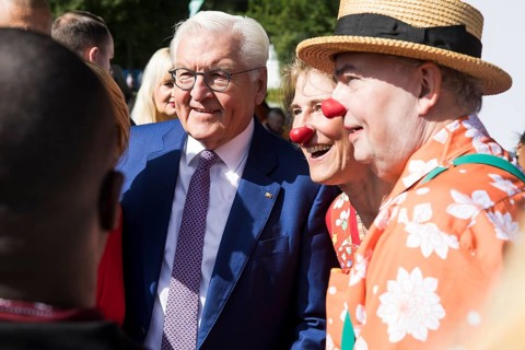 Frank-Walter Steinmeier (President of the Federal Republic of Germany) has his photo taken with two
