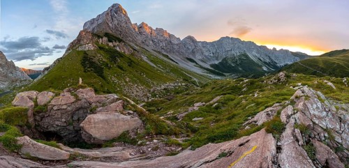 Panorama, alpenglow at the Biegenköpfen and Wolayerkopf, mountain landscape with green meadows and