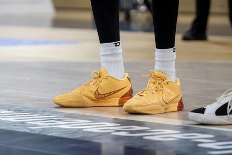 Basketball player wears Nike LeBron 21 Melo Melo basketball shoes (2023)