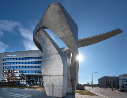 Artwork The Wings by Daniel Liebeskind, in front of the reception building of the Siemens Campus,
