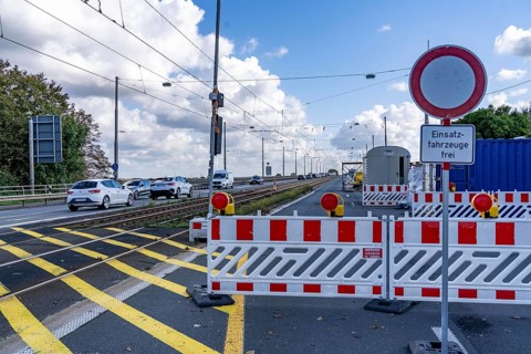 The Josef-Kardinal-Frings-Bridge, federal road B1, between Düsseldorf and Neuss, due to massive