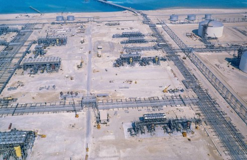 Oil industry in the Ras Tanura area, Saudi Arabia, refinery and storage tanks under construction