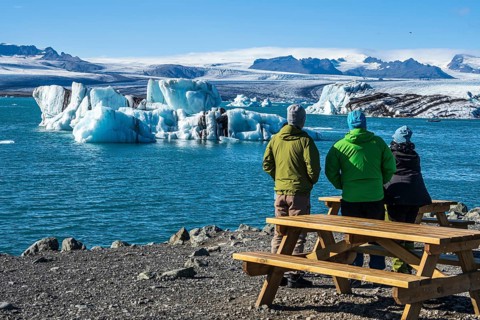 Tourists at the glacier lagoon Jökulsarlon, melting icebergs, Vatnajökull glacier, Iceland, Europe